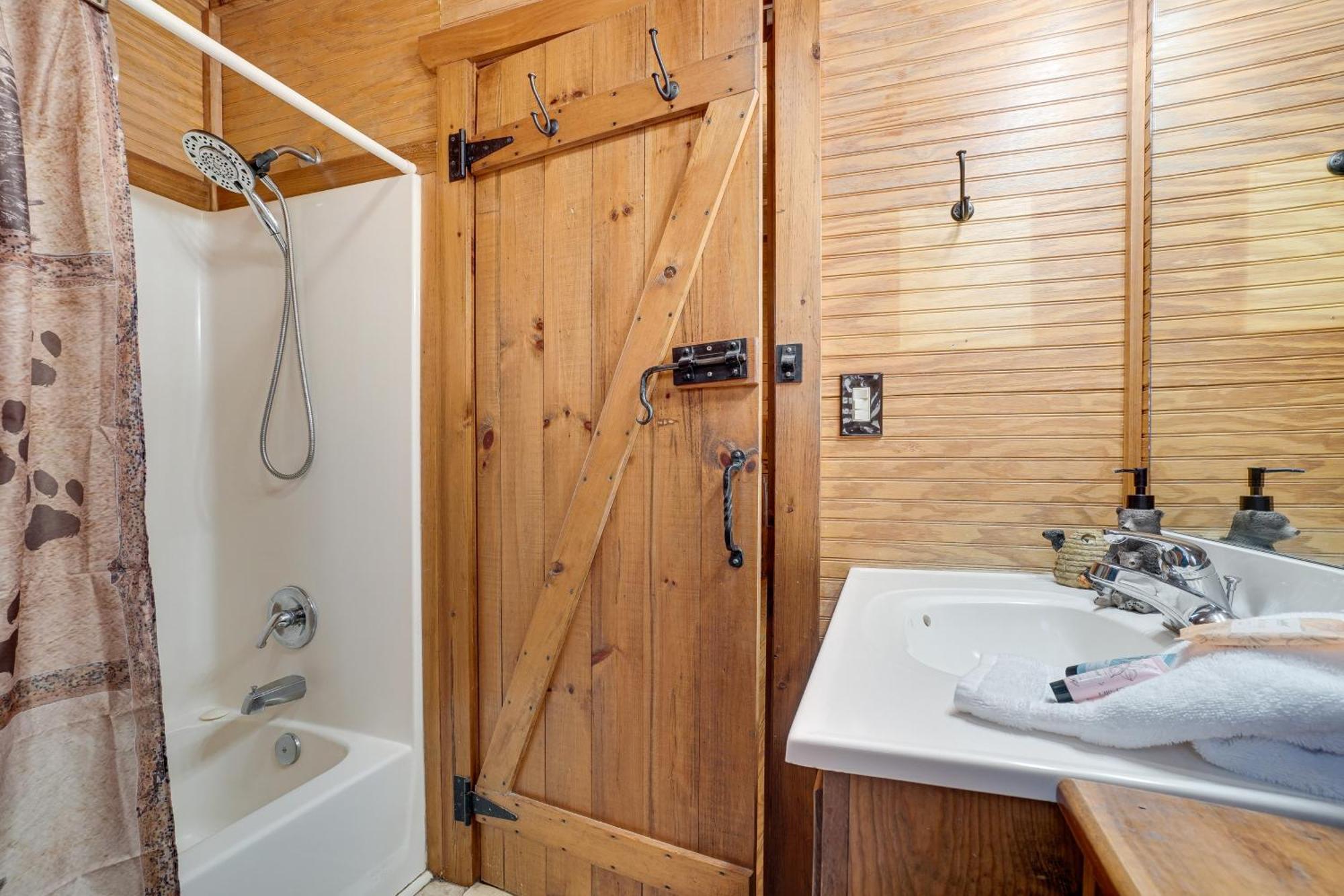 Secluded Family Retreat In Dahlonega With Hot Tub! Βίλα Εξωτερικό φωτογραφία